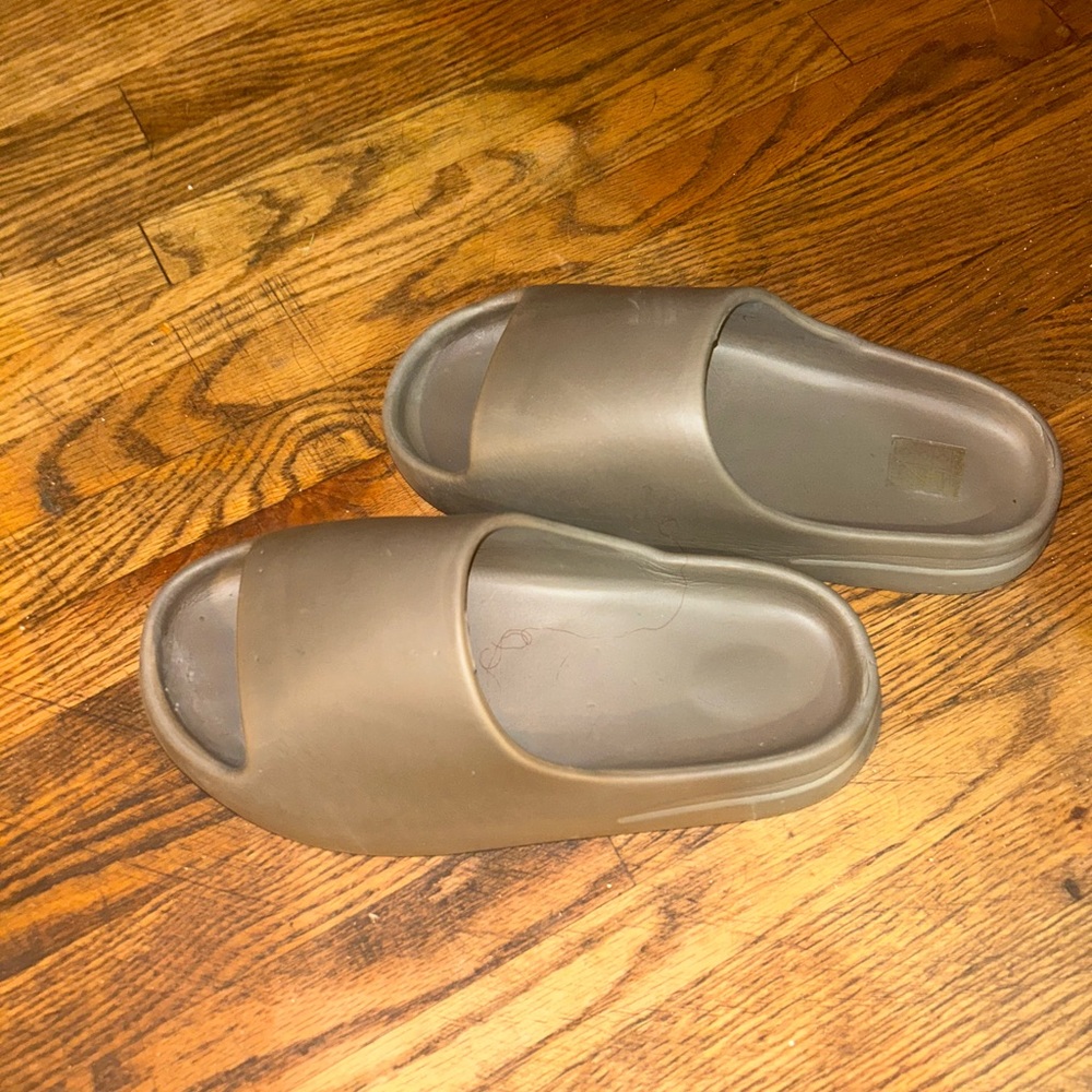 navy green/ brown slides